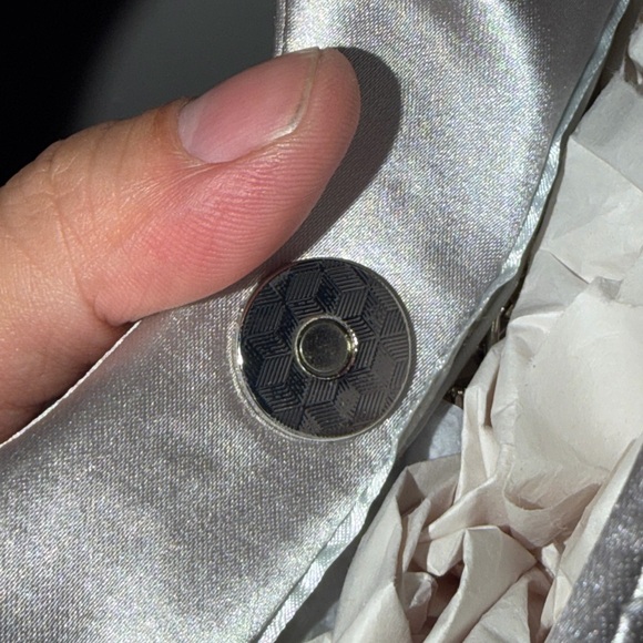 Women Brand new Nina Metallic Silver Pleated Clutch - Picture 7 of 8